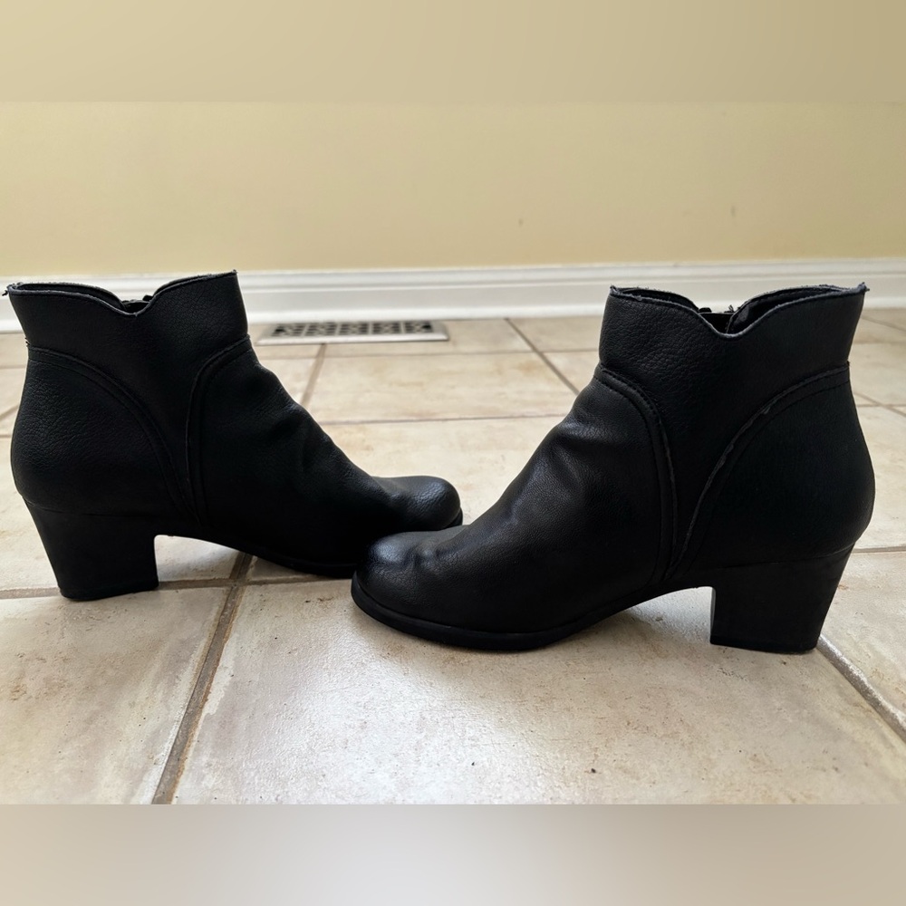 Women’s AEROSOLES Black Leather Ankle Booties